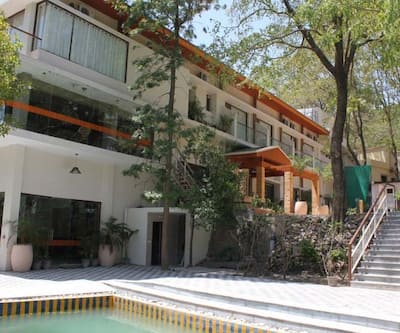 https://imgcld.yatra.com/ytimages/image/upload/t_hotel_yatra_city_desktop/v1435126806/Domestic Hotels/Hotels_Rishikesh/Namami Ganges/Overview.jpg